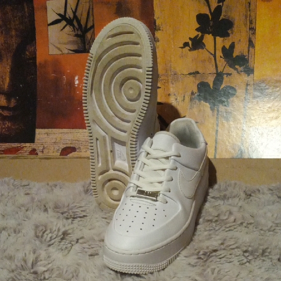 Nike Air Force 1 Low in Classic White - Picture 5 of 6